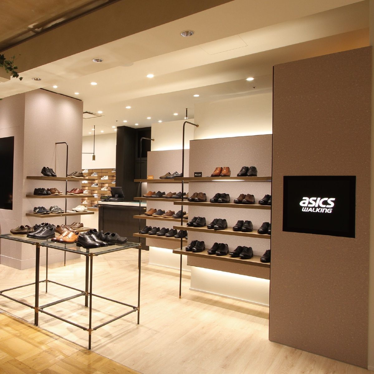 アシックスウォーキング直営店では、専門スタッフがお客様の足に合った靴選びをお手伝いいたします。
